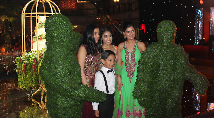 topiary human statues hire uk